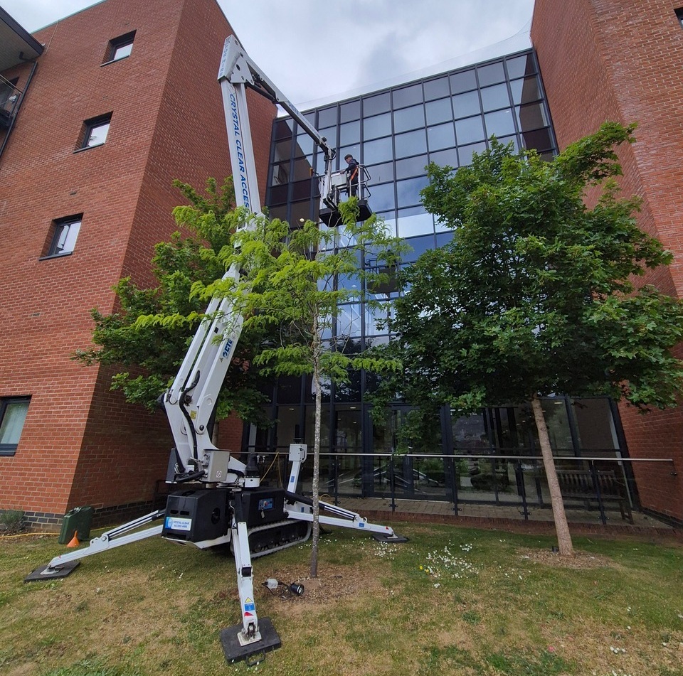 Large outreach cherry picker